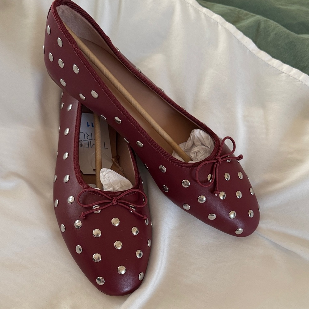 NWT Time and Tru red memory foam flats w/silver embellishments